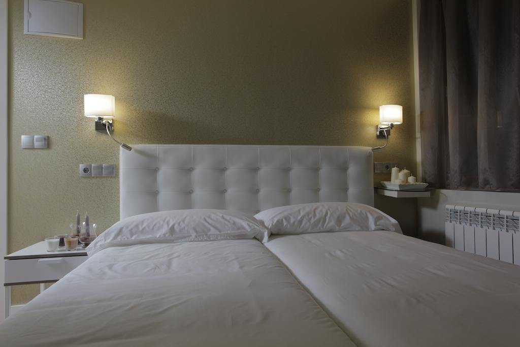 Hotel Rosal Oviedo Rum bild